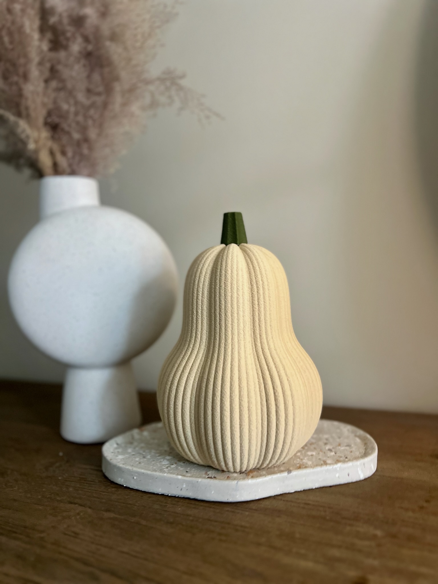 3D geprint flespompoen beeldje van opzij, verticale ribbels zichtbaar